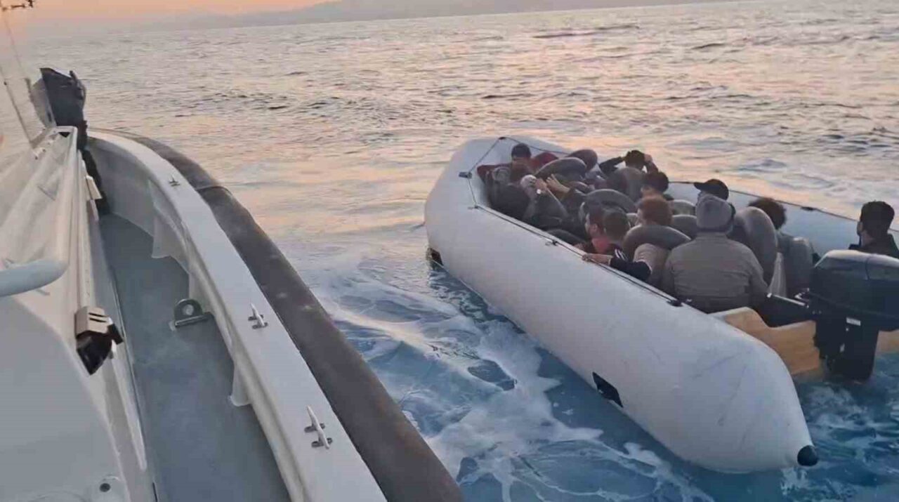 Kuşadası açıklarında 18 düzensiz göçmen yakalandı