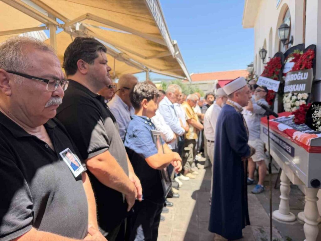Kuşadası'nın efsane belediye başkanına son görev: Dualarla uğurlandı 2 kusadasi belediyesi eski baskani berberoglu son yolculuguna ugurlandi da6342de0aae