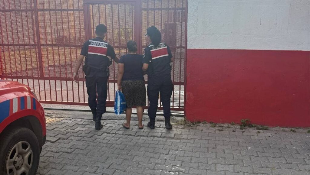 kusadasinda 8 yil 4 ay hapis cezasi ile aranan kadin sahis yakalandi 33c30de2eb83