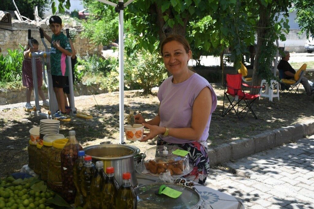 Kuşadası’nda Kiraz Şenliği coşkuyla başladı 2 kusadasinda kiraz senligi coskuyla basladi 065a64570635