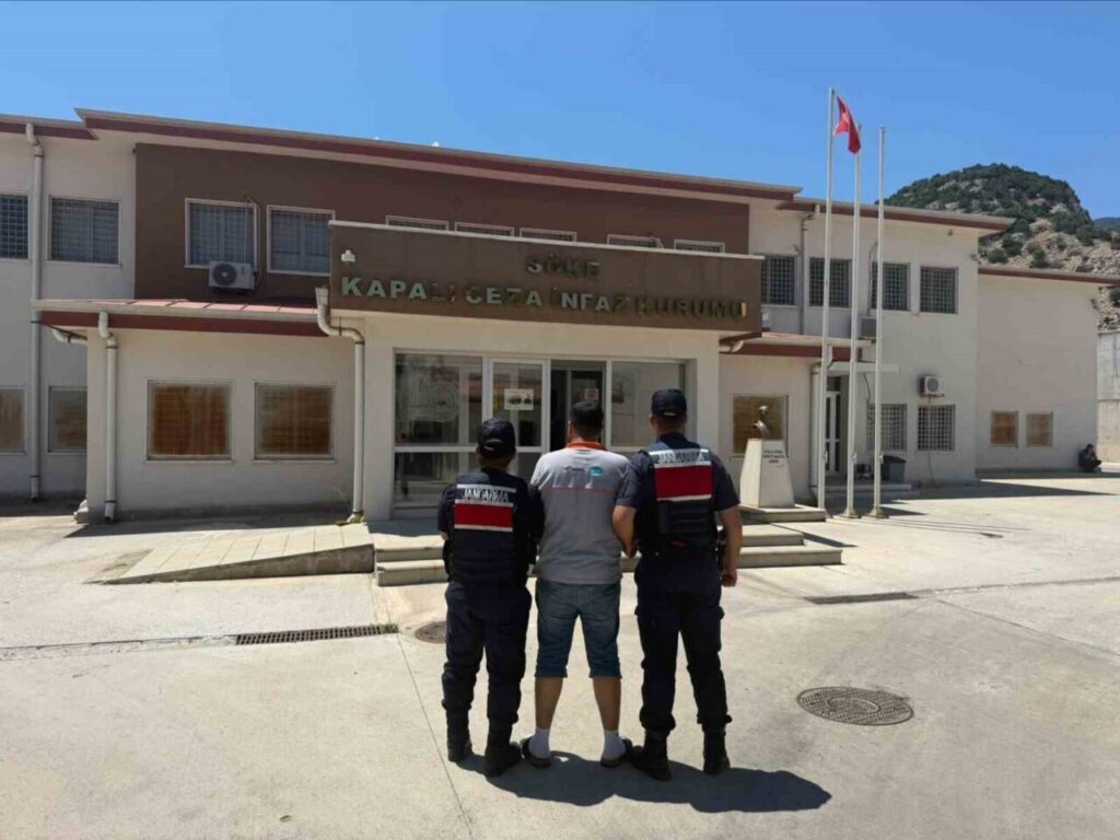 Kuşadası’nda uyuşturucu satıcısı yakalandı 2 kusadasinda uyusturucu saticisi yakalandi c76080b3a158