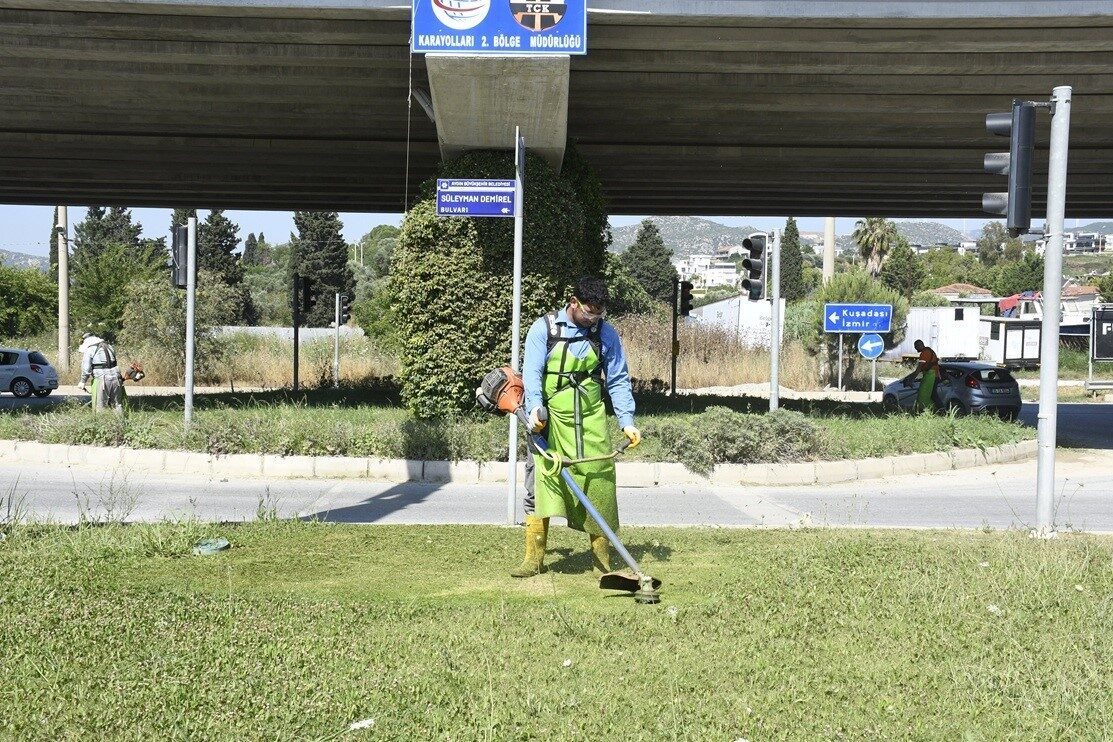 kusadasinda yesil alanlar bakima alindi ea255b401f5d