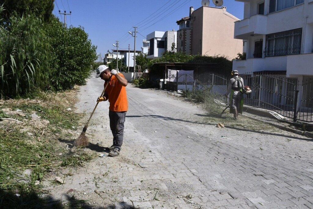 kusadasinda yesil alanlar bakima alindi f8b35cbb1ae8