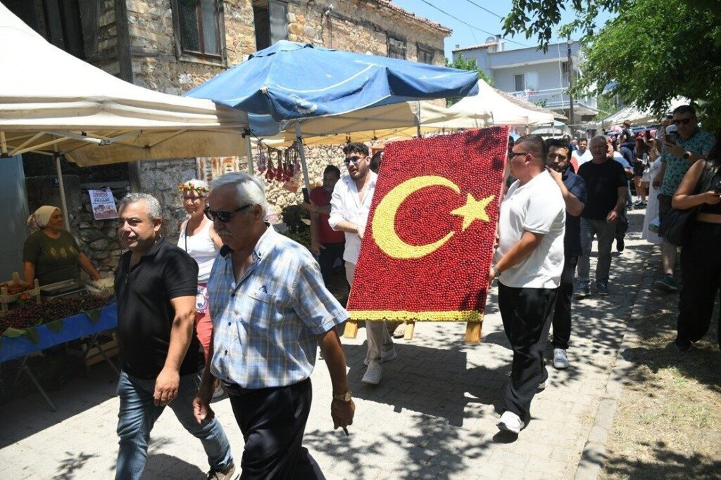 kusadasindaki kiraz senligi binlerce ziyaretciyi agirladi 5d52dc771f31