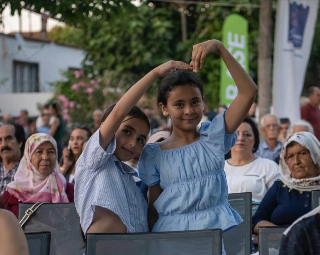 kusadasindaki kiraz senligi binlerce ziyaretciyi agirladi 65045ee4120c