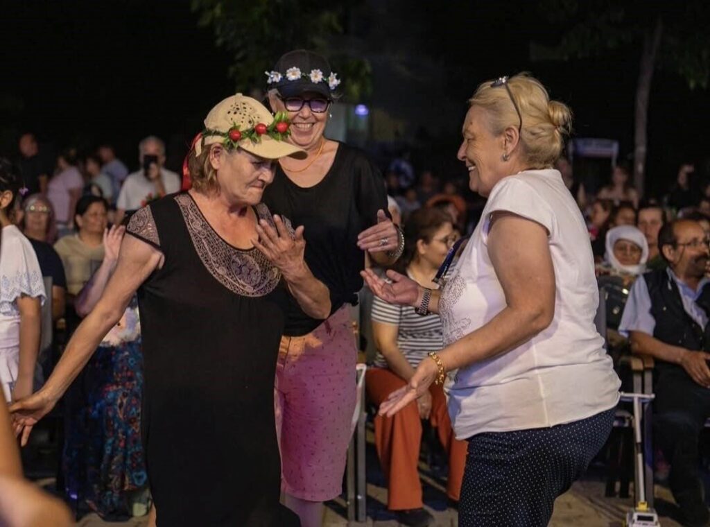 kusadasindaki kiraz senligi binlerce ziyaretciyi agirladi 656c8591e8d9