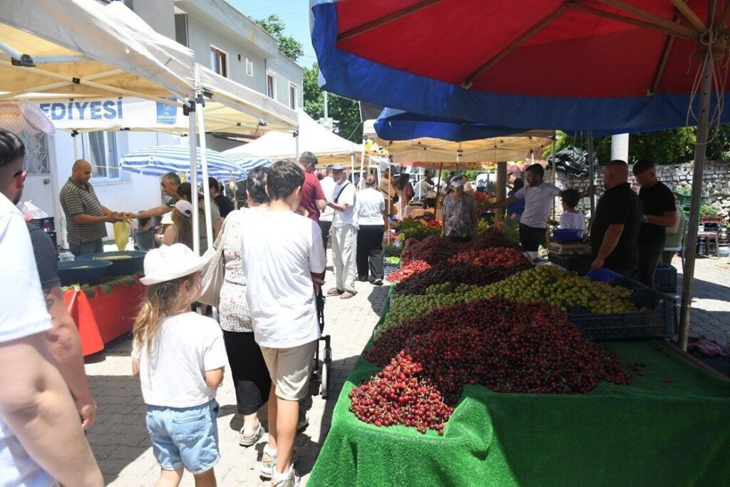 kusadasindaki kiraz senligi binlerce ziyaretciyi agirladi eebfe07db0c4