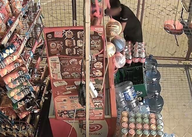 Marketin kapısını kırıp içeri giren çocuklar, marketi talan etti