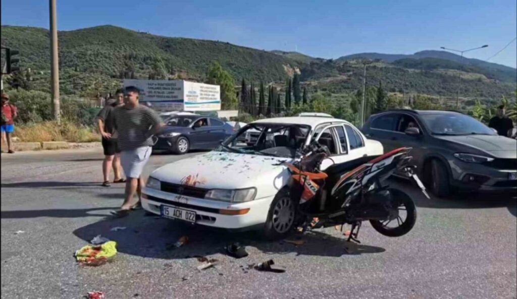 Motosiklet otomobile ok gibi saplandı 2 motosiklet otomobile ok gibi saplandi 03b2ef641d51