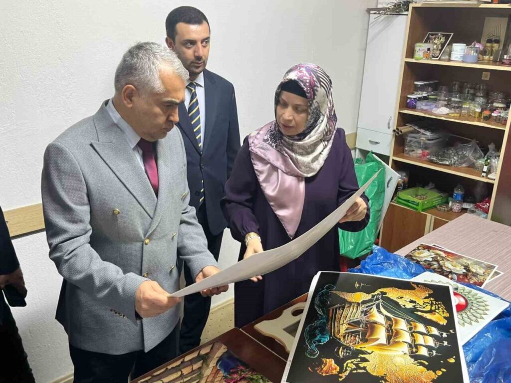 Nazilli’de Geleneksel Sanatlar 75. Yıl Sergisi’nde buluştu 8 nazillide geleneksel sanatlar 75 yil sergisinde bulustu f8fc965955e1