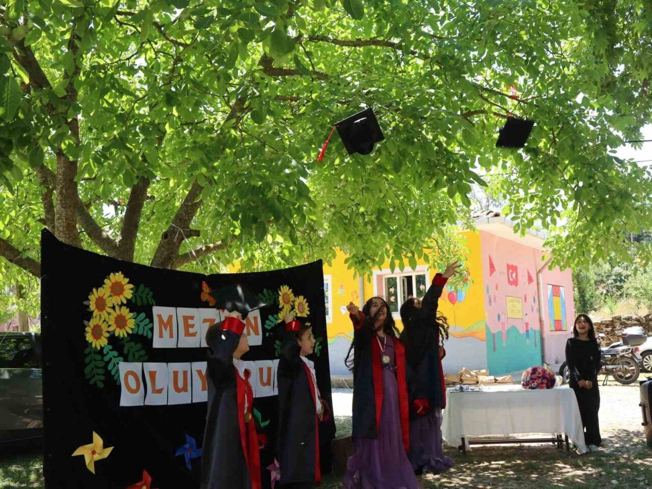 Tek öğretmenli okulun öğrencileri mezuniyet sevinci yaşadı 2 Tek öğretmenli okulun öğrencileri mezuniyet sevinci yaşadı