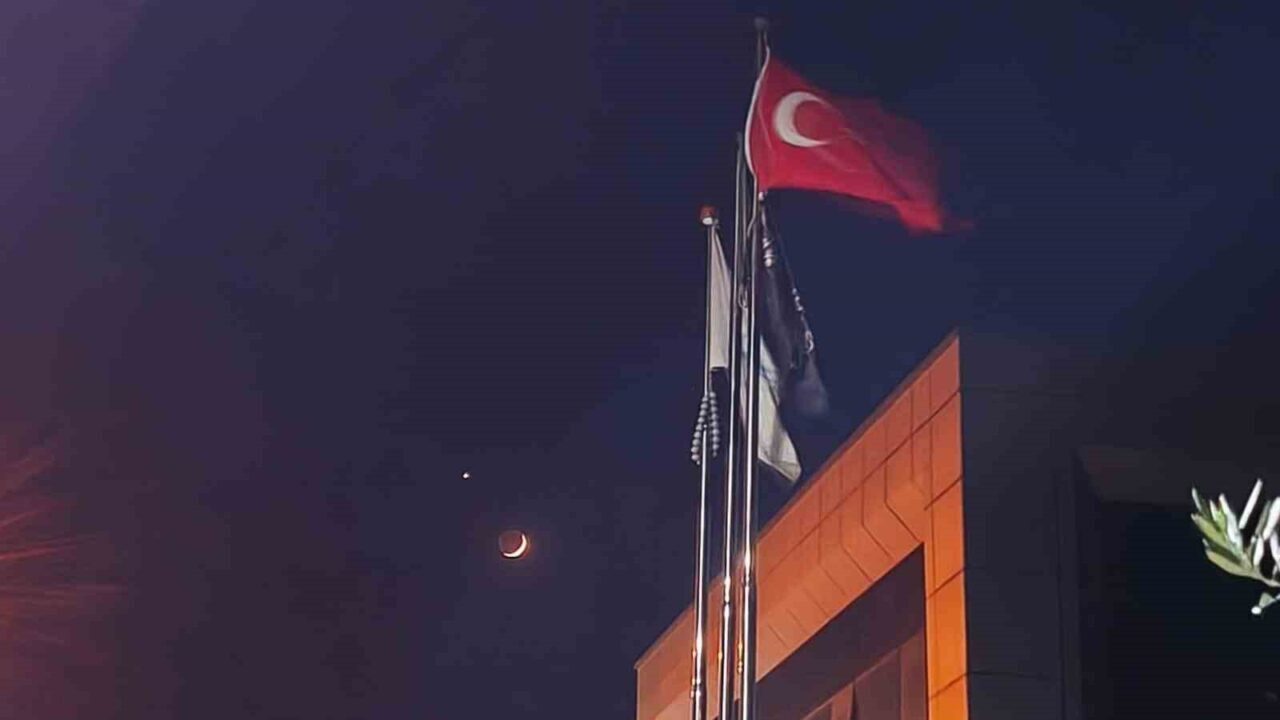 Türk bayrağı ile ay ve yıldız aynı karede