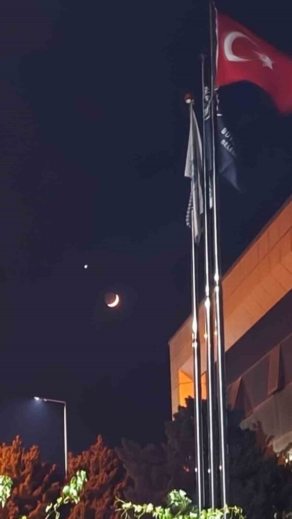 turk bayragi ile ay ve yildiz ayni karede 34f21ecde2d2