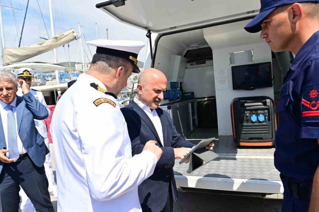 vali varol kusadasinda deniz guvenligi faaliyetlerini inceledi b9a88bed0db5