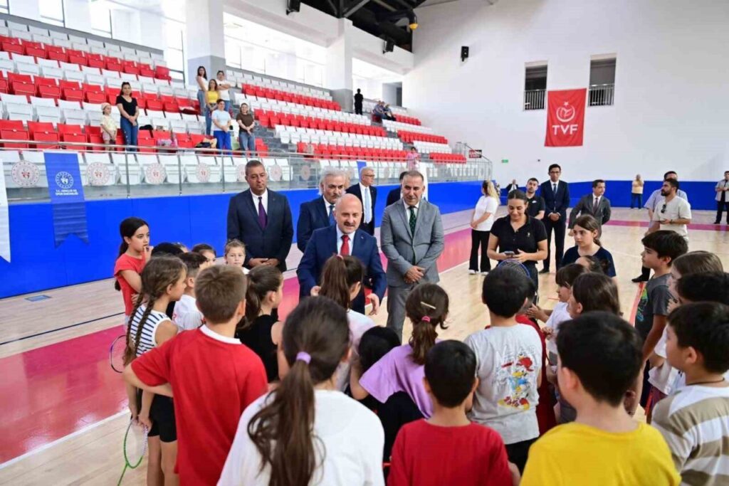 Vali Varol'dan Söke'de gençlik merkezine tam not 3 vali varol soke genclik ve spor kompleksinde incelemelerde bulundu 48874221c620