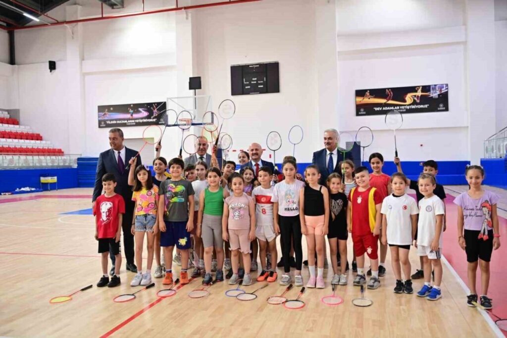 Vali Varol'dan Söke'de gençlik merkezine tam not 2 vali varol soke genclik ve spor kompleksinde incelemelerde bulundu 7cef888bf5b7