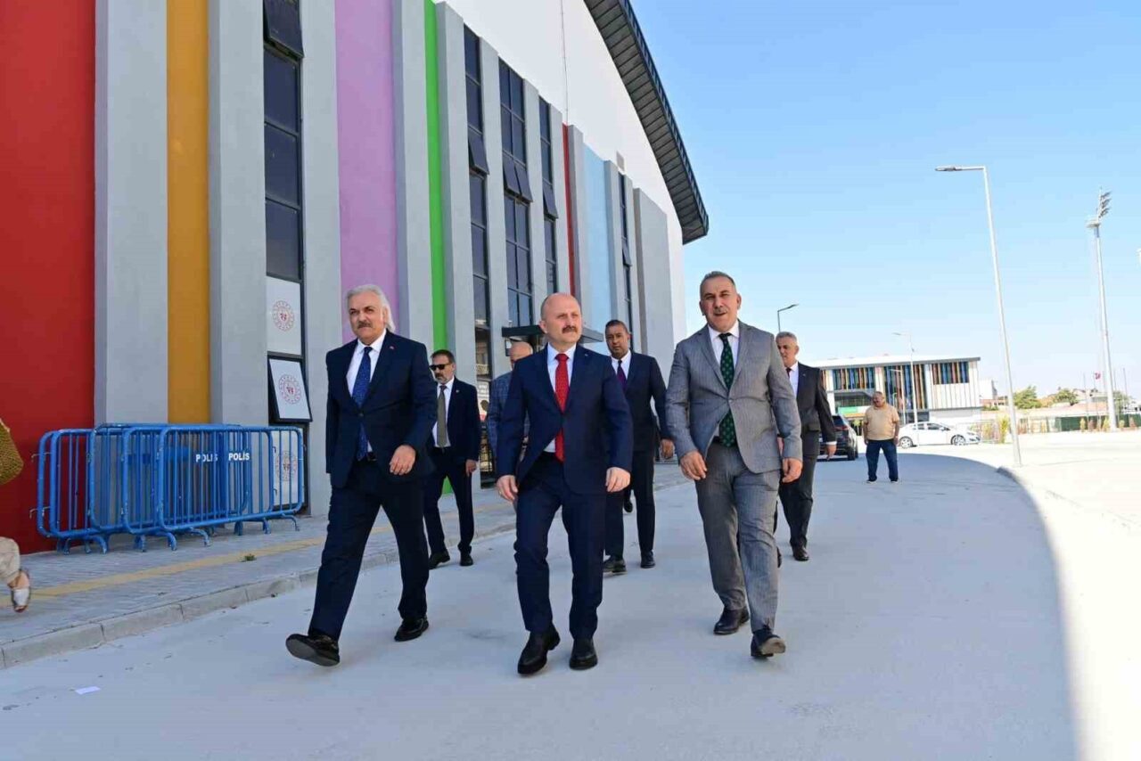 Vali Varol, Söke Gençlik ve Spor Kompleksi’nde incelemelerde bulundu 4 Vali Varol, Söke Gençlik ve Spor Kompleksi’nde incelemelerde bulundu