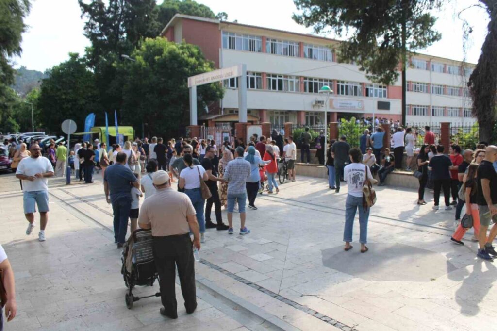 Veliler, kimliği kaybolan genç için seferber oldu 2 veliler kimligi kaybolan genc icin seferber oldu 256d5b7bb42c