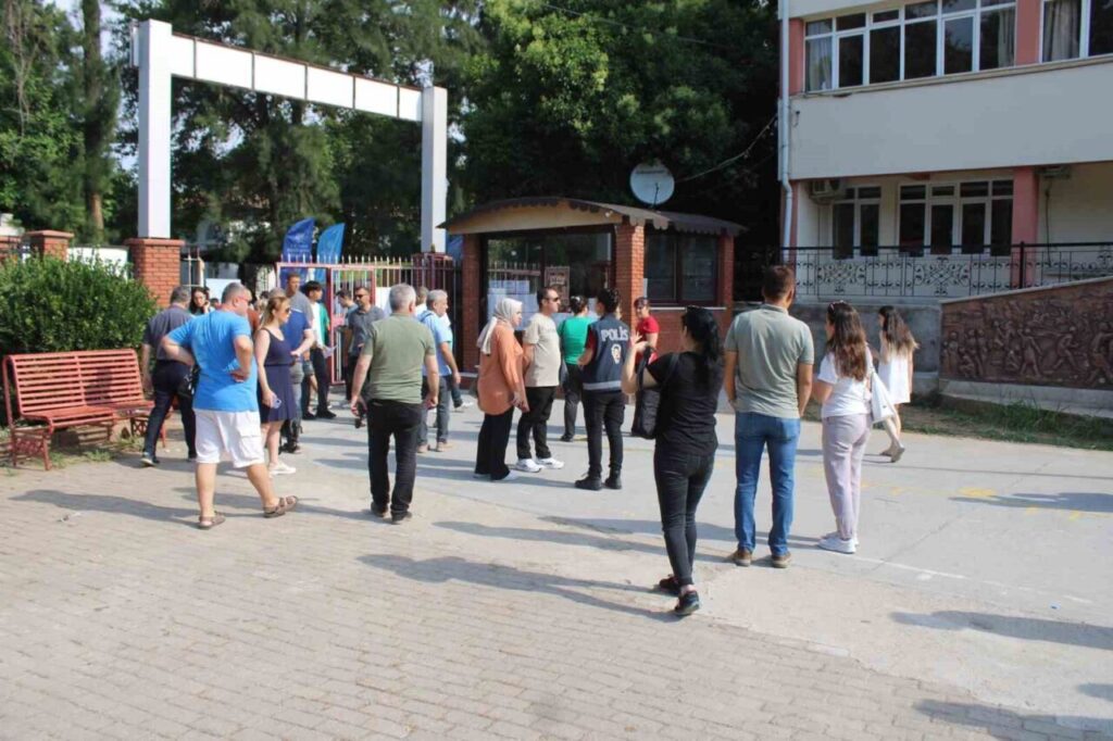 Veliler, kimliği kaybolan genç için seferber oldu 5 veliler kimligi kaybolan genc icin seferber oldu 37651fe8bca8