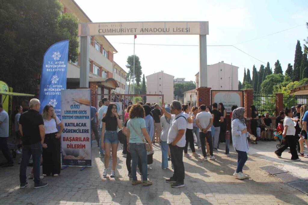 Veliler, kimliği kaybolan genç için seferber oldu 3 veliler kimligi kaybolan genc icin seferber oldu afa267427c1a