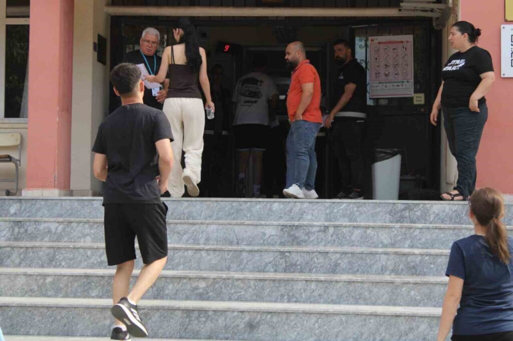 yks maratonunda manzara degismedi gec kalanlar sinava alinmadi a73bc17265d8