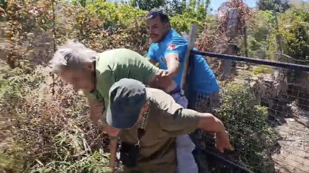 Kendini yakmak isteyen yaşlı kadın makilik alanı ateşe verdi 2 Kendini yakmak isteyen yaşlı kadın makilik alanı ateşe verdi