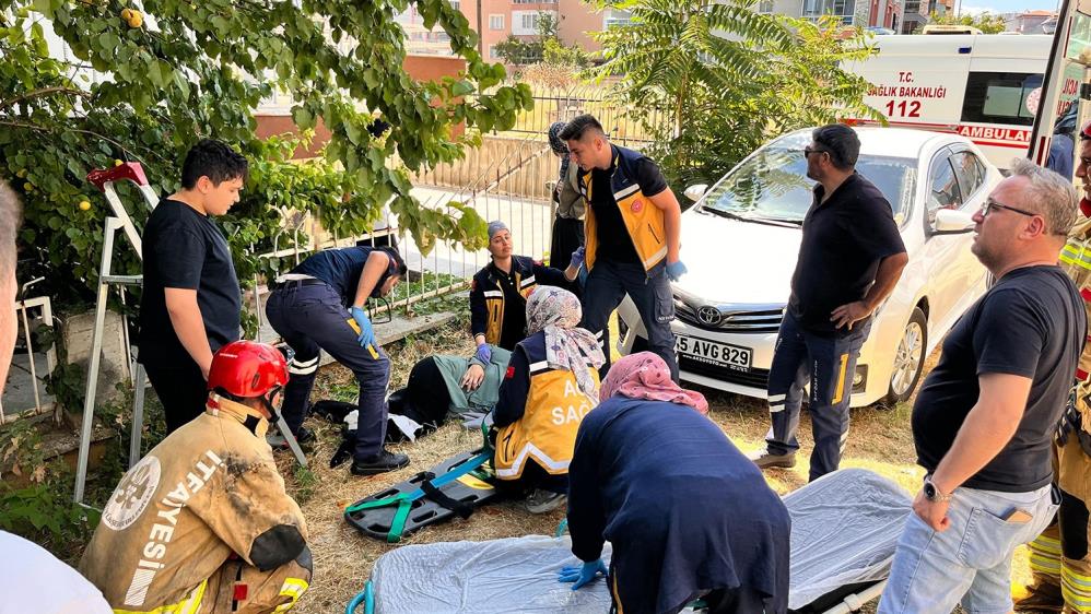 Bacağı demir korkuluğa saplandı!