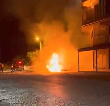 Elektrikli araç alev alev yandı!