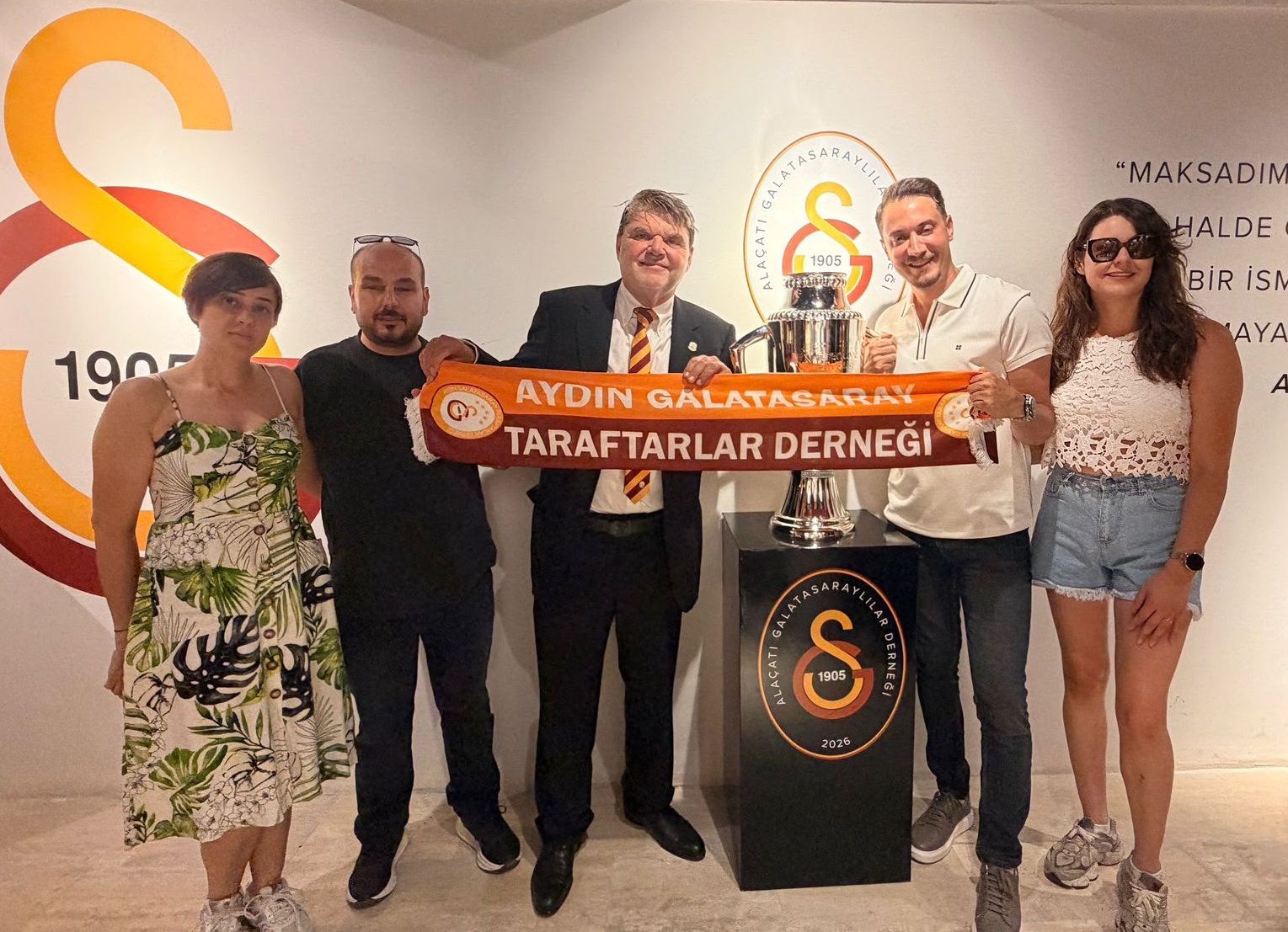Aydınlı Galatasaraylılardan önemli temaslar: Dursun Özbek ve Okan Buruk’a Efe heykeli