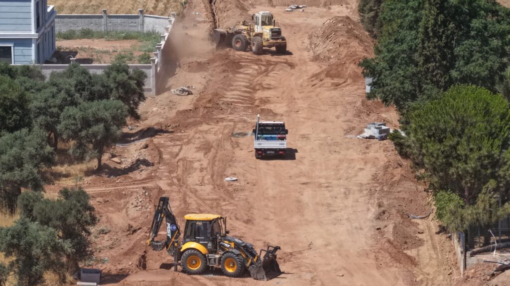 BAŞKAN ÇERÇİOĞLU’NDAN EFELER’DE YOL YAPIM ÇALIŞMASI 8 FOTOGRAF 7 2