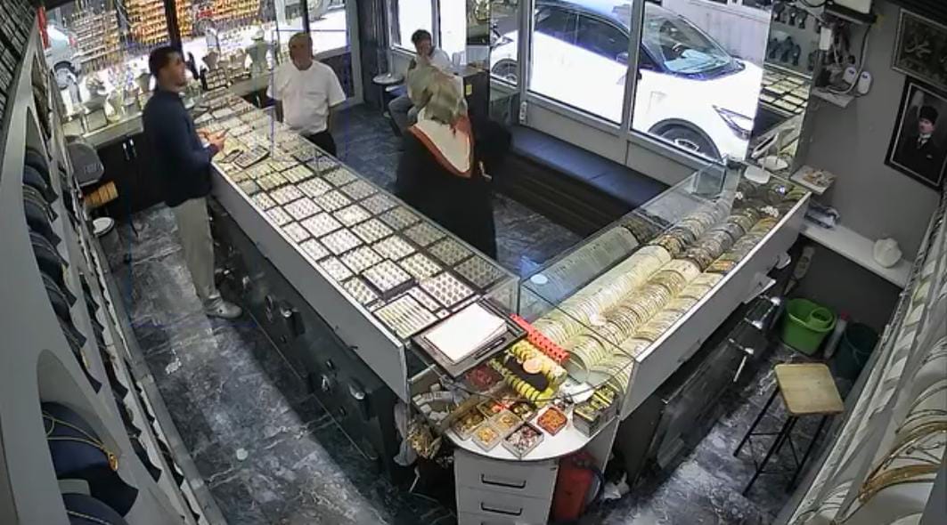 Germencik’te dolandırıcı sert kayaya çarptı: Kuyumcuda sahte altın bozduracaktı