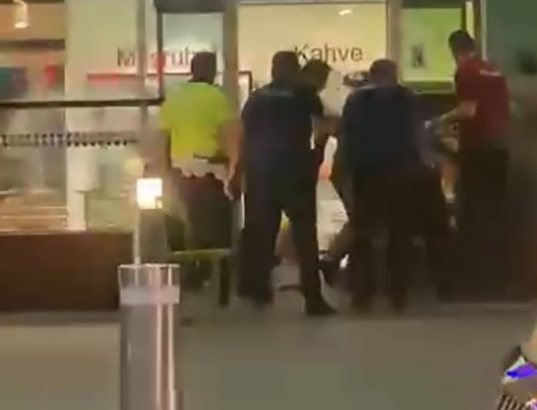 4 polis bıçaklandı! 5 4 polis bıçaklandı!