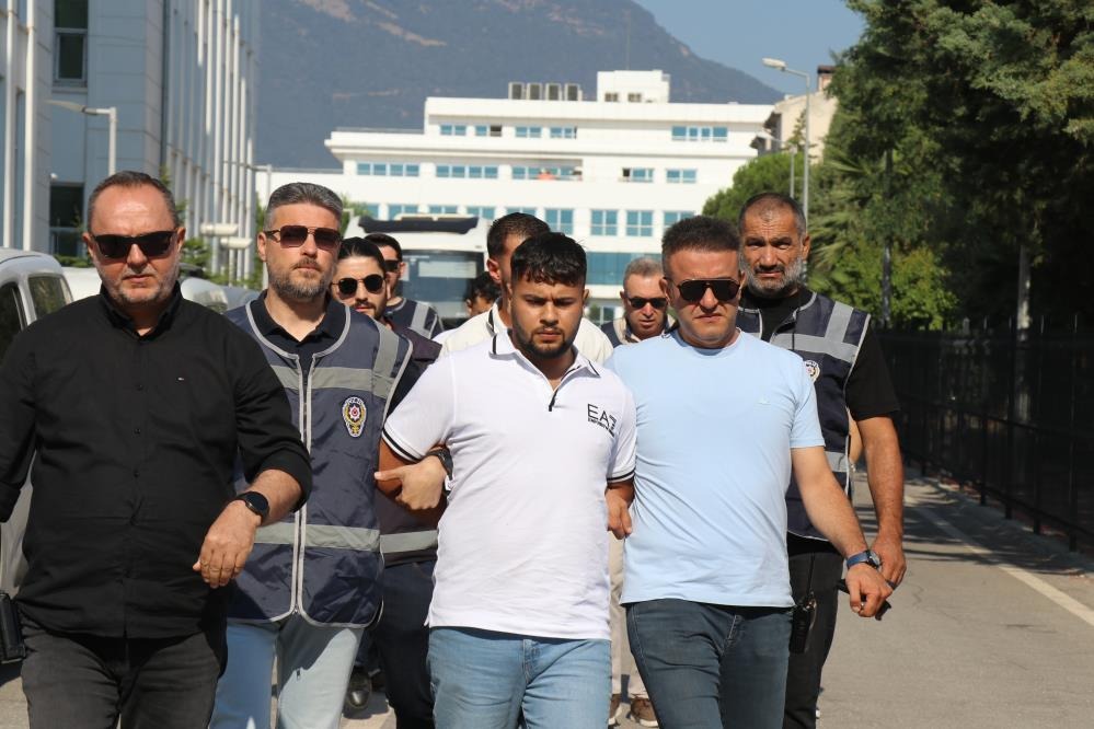 Eğlence mekanını kurşunladılar: Saldırgan, eski muhbir, suça sürüklenen çocuk 3 Eğlence mekanını kurşunladılar: Saldırgan, eski muhbir, suça sürüklenen çocuk