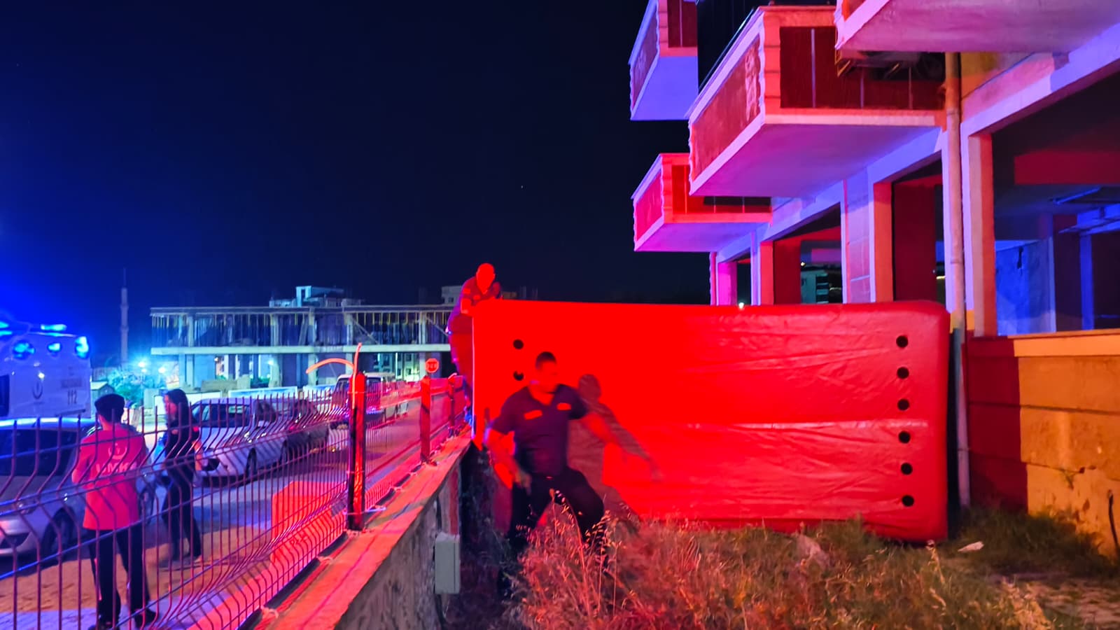 Nazilli’de Balkona Çıkan Genç, Polis Ekiplerini Harekete Geçirdi