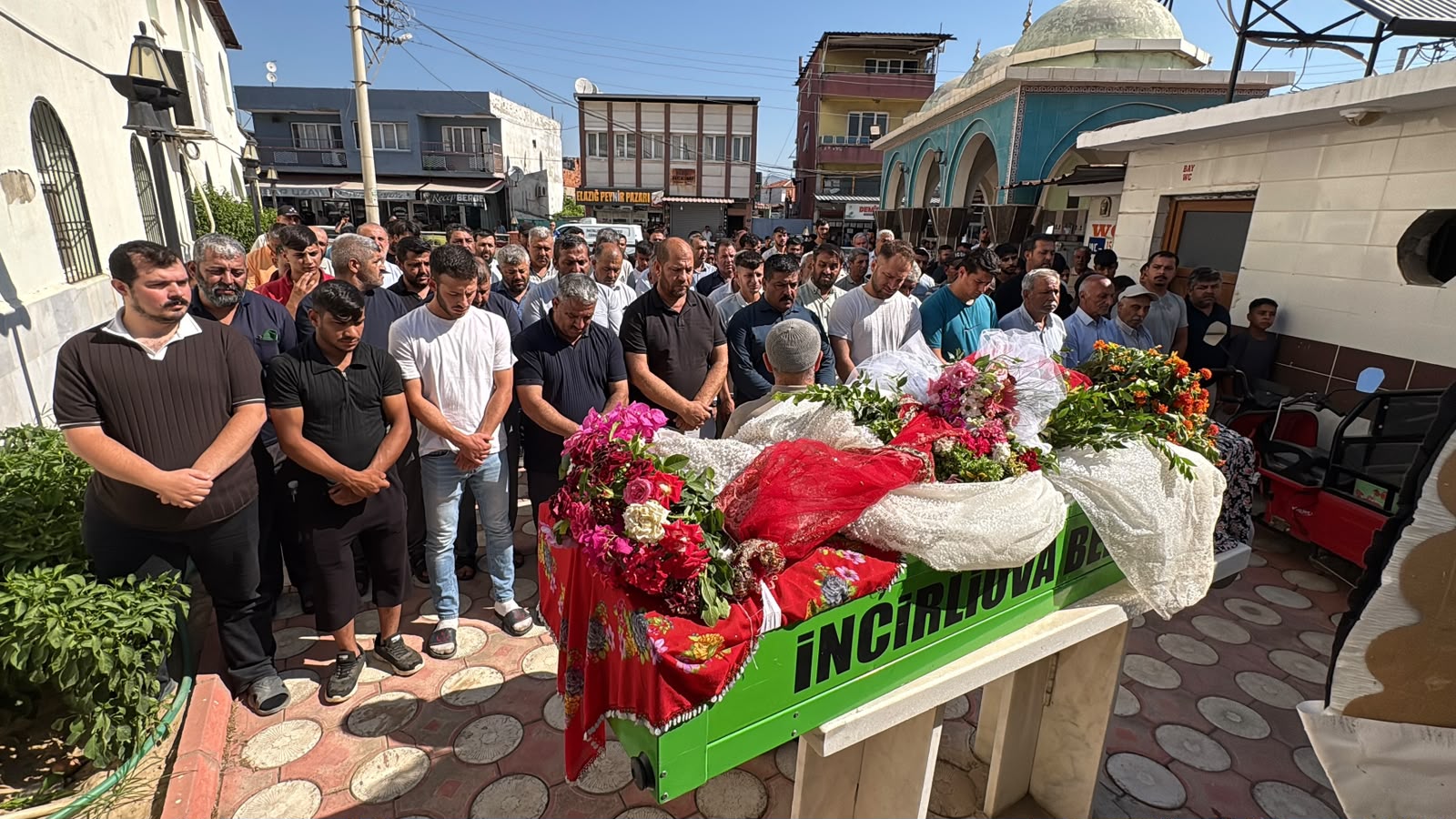 Aydın ona ağlıyor: Eda’nın tabutuna gelinlik konuldu