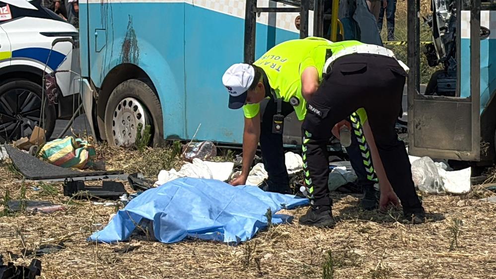 Manisa'da korkunç kaza! 1 ölü, 4'ü ağır 11 yaralı 2 Manisa’da korkunç kaza! 1 ölü, 4’ü ağır 11 yaralı