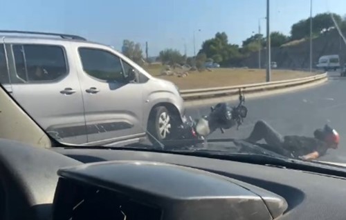 Motosikletliye kasten çarpıp kaçtı! Saniye saniye kaydedildi 10 Motosikletliye kasten çarpıp kaçtı! Saniye saniye kaydedildi
