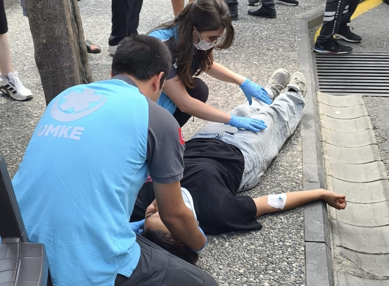 Nazilli İstasyon Meydanı’nda Kaza: Yaya Geçidinde Yaşlı Kadına Çarptı, Sinir Krizi Geçirip Polise Sarıldı 3 Nazilli İstasyon Meydanı’nda Kaza: Yaya Geçidinde Yaşlı Kadına Çarptı, Sinir Krizi Geçirip Polise Sarıldı