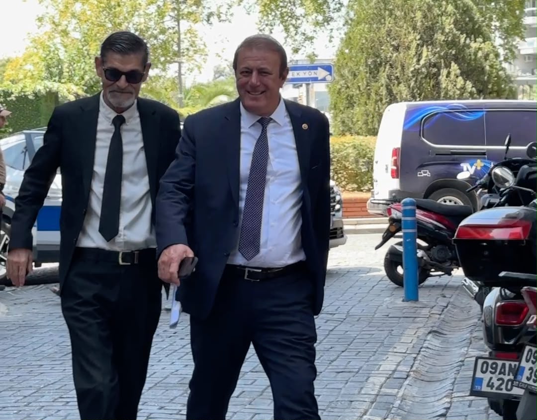 Yıldız’ın keyfi yerinde: Güle oynaya geldi