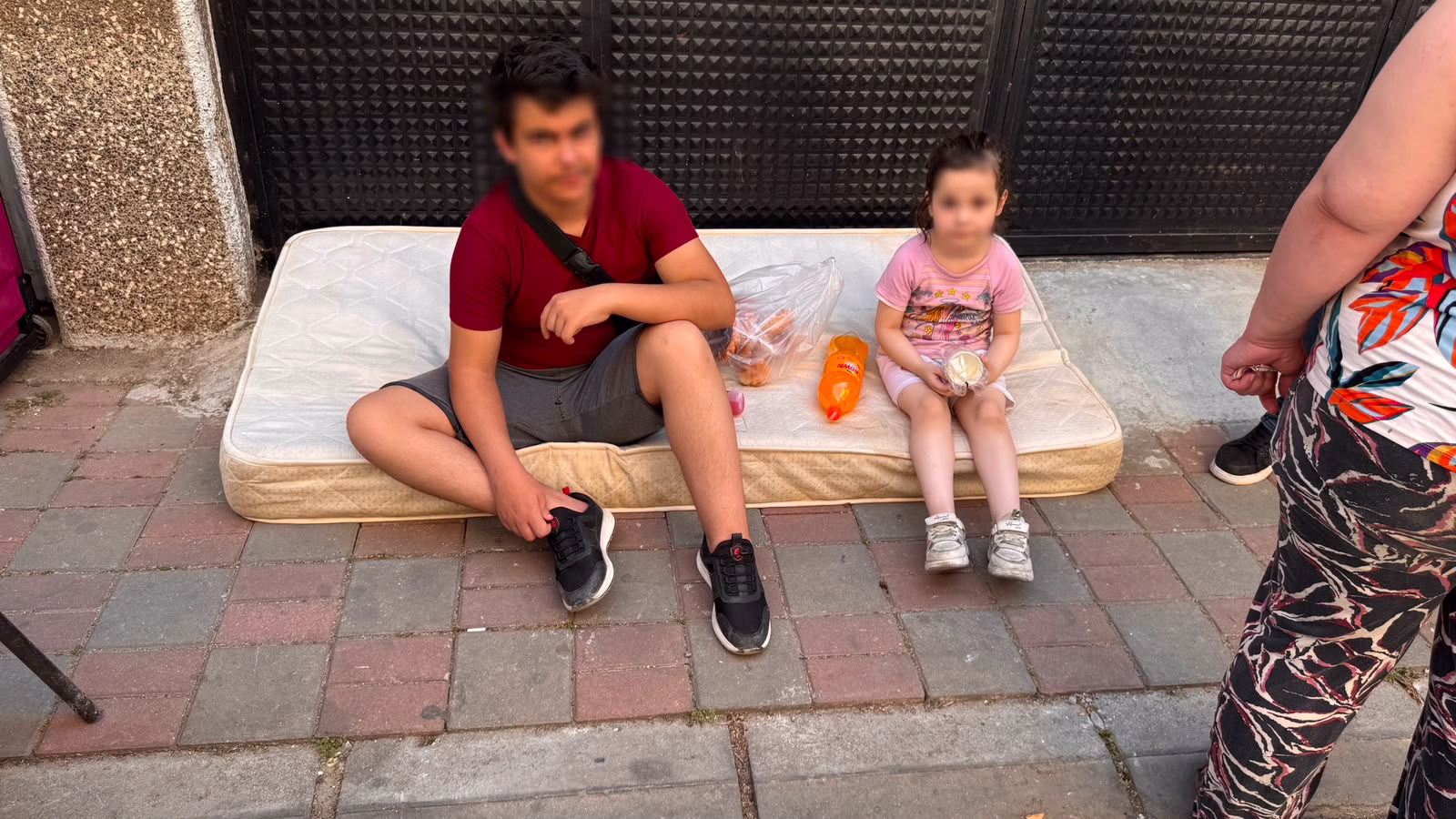 Aydın’da 2 çocuğuyla sokakta kaldı! Ev sahibi evden attı