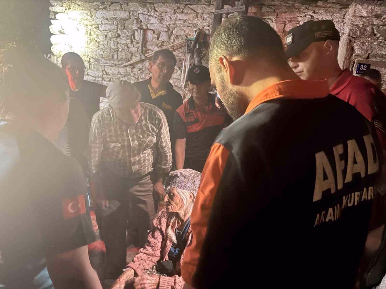 Alzheimer hastası yaşlı kadın ekiplerin çalışmasıyla sağ bulundu