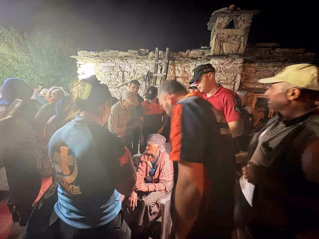 alzheimer hastasi yasli kadin ekiplerin calismasiyla sag bulundu d300f2beb3b3