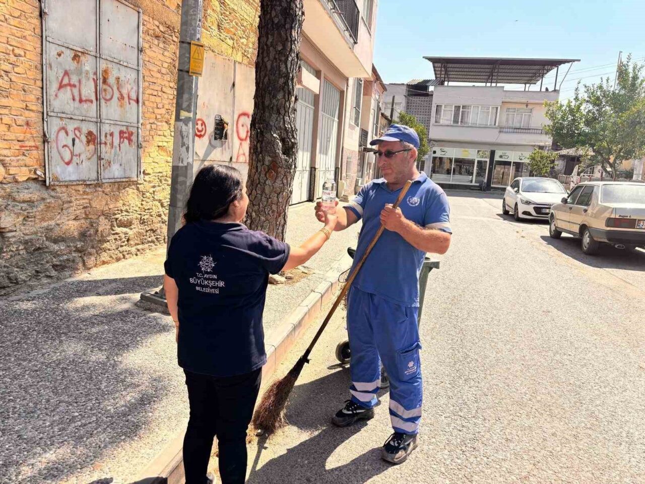 Aydın Büyükşehir ve ASKİ personellerine sıcak havada su desteği 3 Aydın Büyükşehir ve ASKİ personellerine sıcak havada su desteği