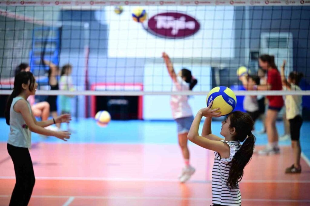 aydin buyuksehirin ucretsiz voleybol kurslarina yogun ilgi a4585f43329a