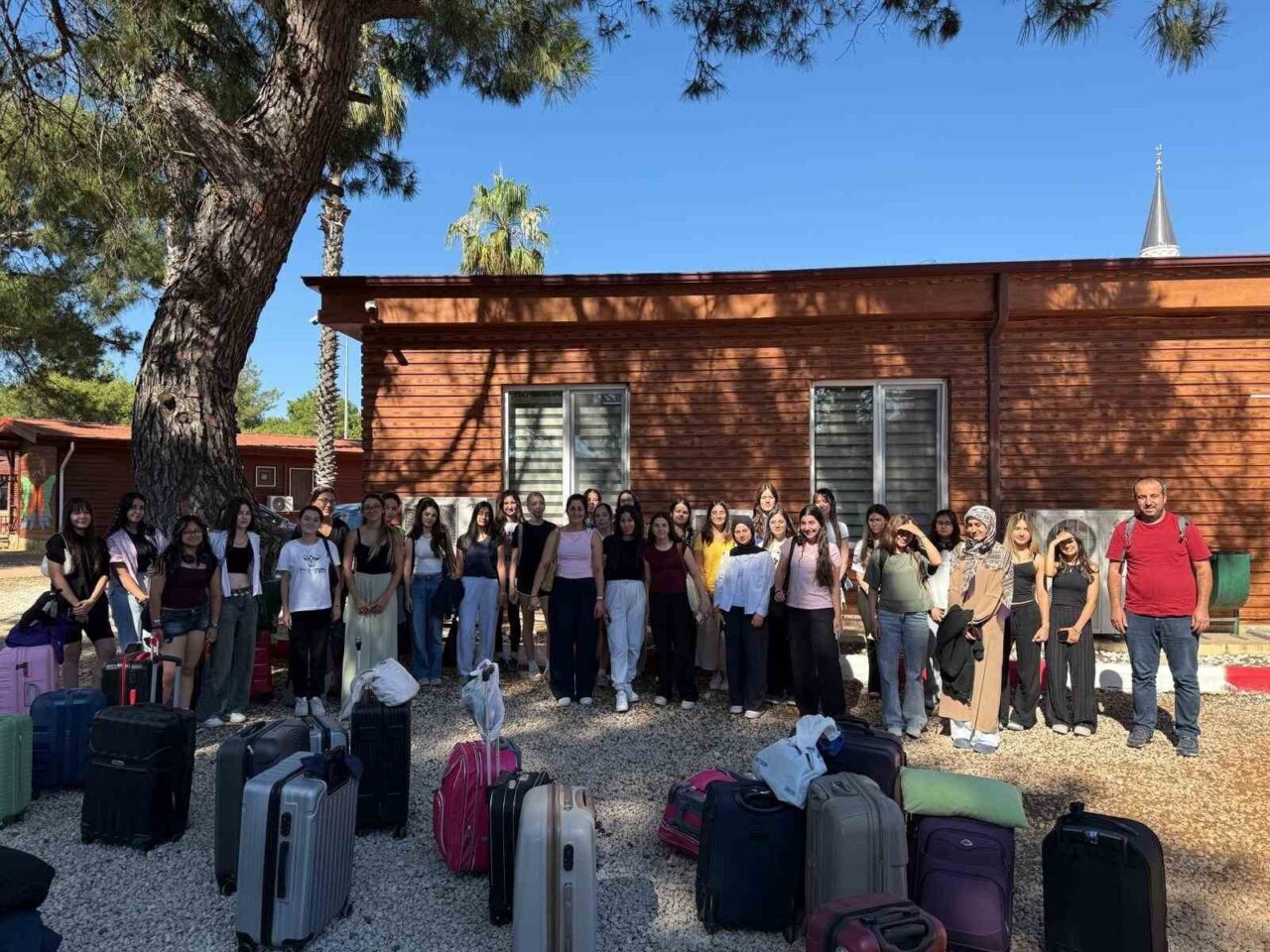 Aydınlı gençler ücretsiz gençlik kampı için Antalya yolcusu 7 Aydınlı gençler ücretsiz gençlik kampı için Antalya yolcusu