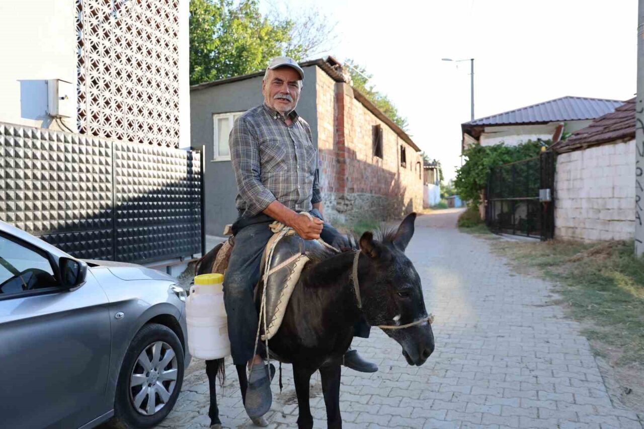 ayhan amca yokluktan degil surucu belgesi olmadigindan esegi ile servis yapiyor 2c3f5b889cab