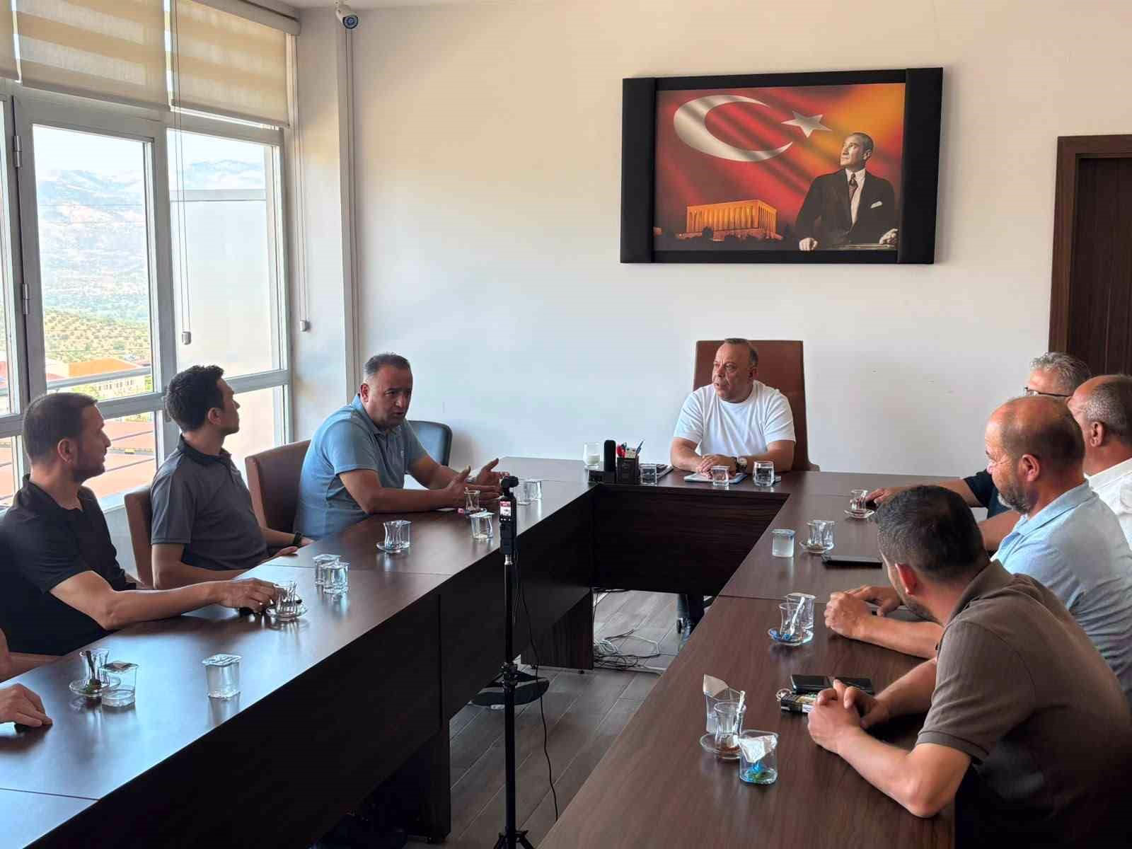 Başkan Özel, merkez mahalle muhtarlarının taleplerini dinledi