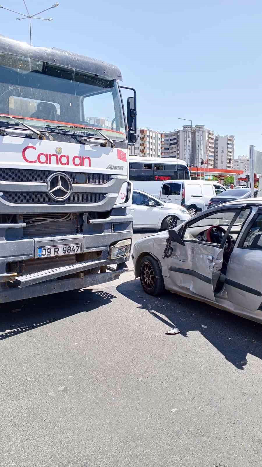 Beton mikseri ile otomobil çarpıştı: 2 yaralı