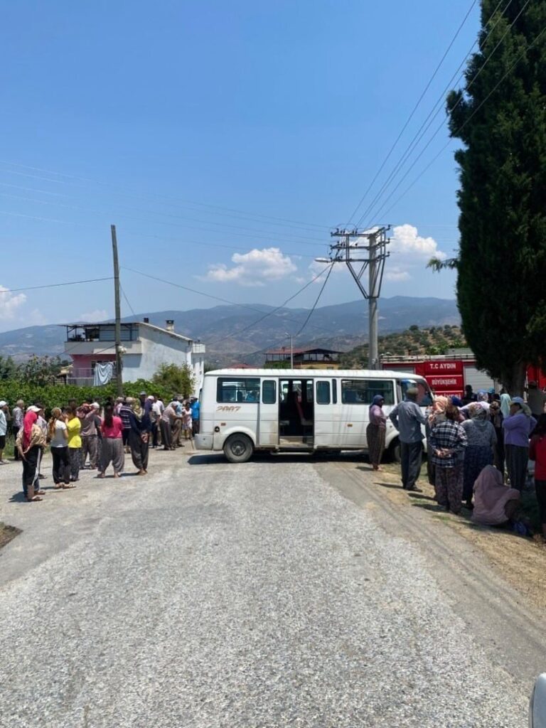 Aydın'da işçi servisi ile otomobil çarpıştı: Yaralılar var! 2 bozdoganda isci servisi ile otomobil carpisti3 yarali 1dac6f812b3c
