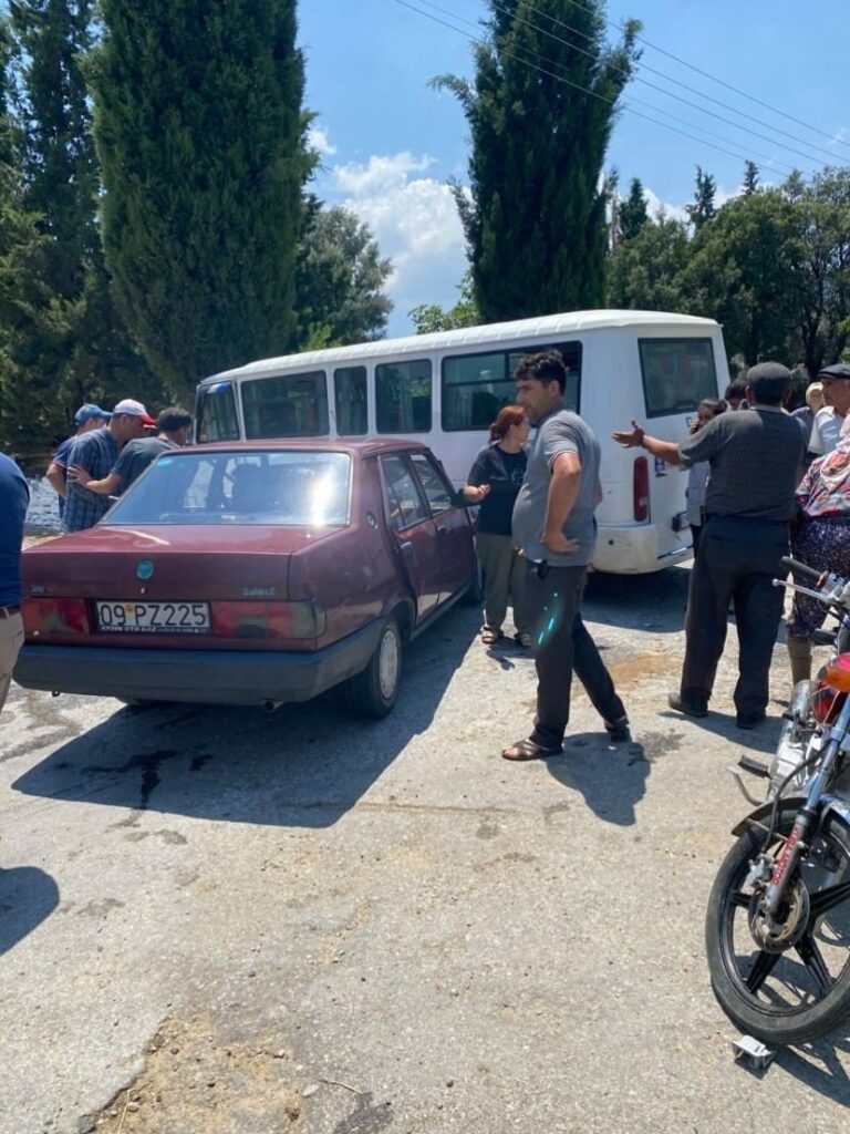Aydın'da işçi servisi ile otomobil çarpıştı: Yaralılar var! 3 bozdoganda isci servisi ile otomobil carpisti3 yarali 572e88811964